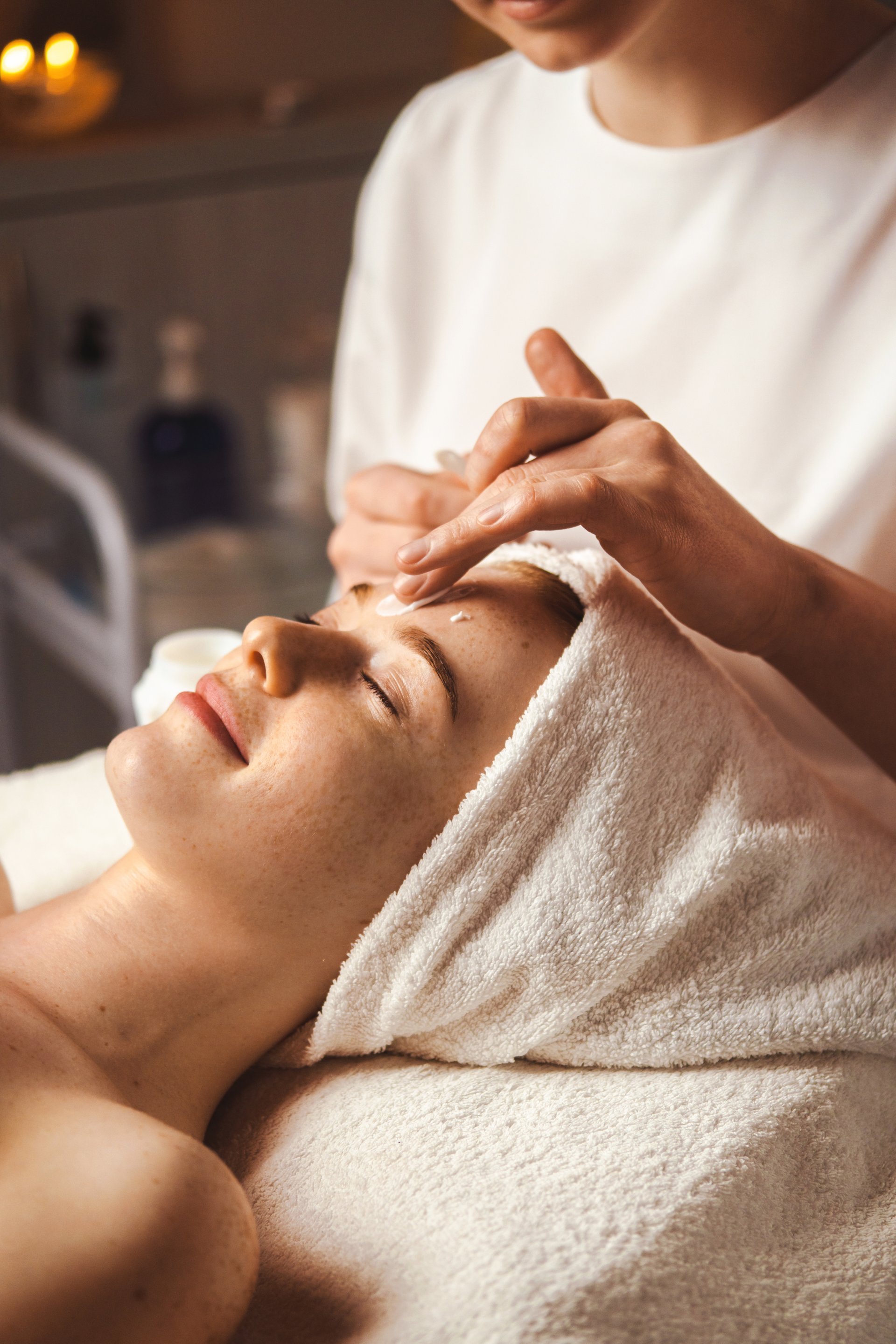 Beautician applying facial cream treatment at Farmaflorence spa
