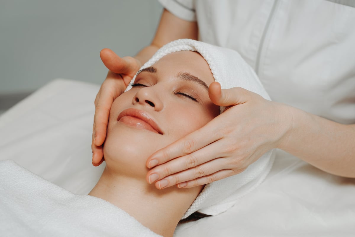 Trattamento viso rigenerante con massaggio facciale